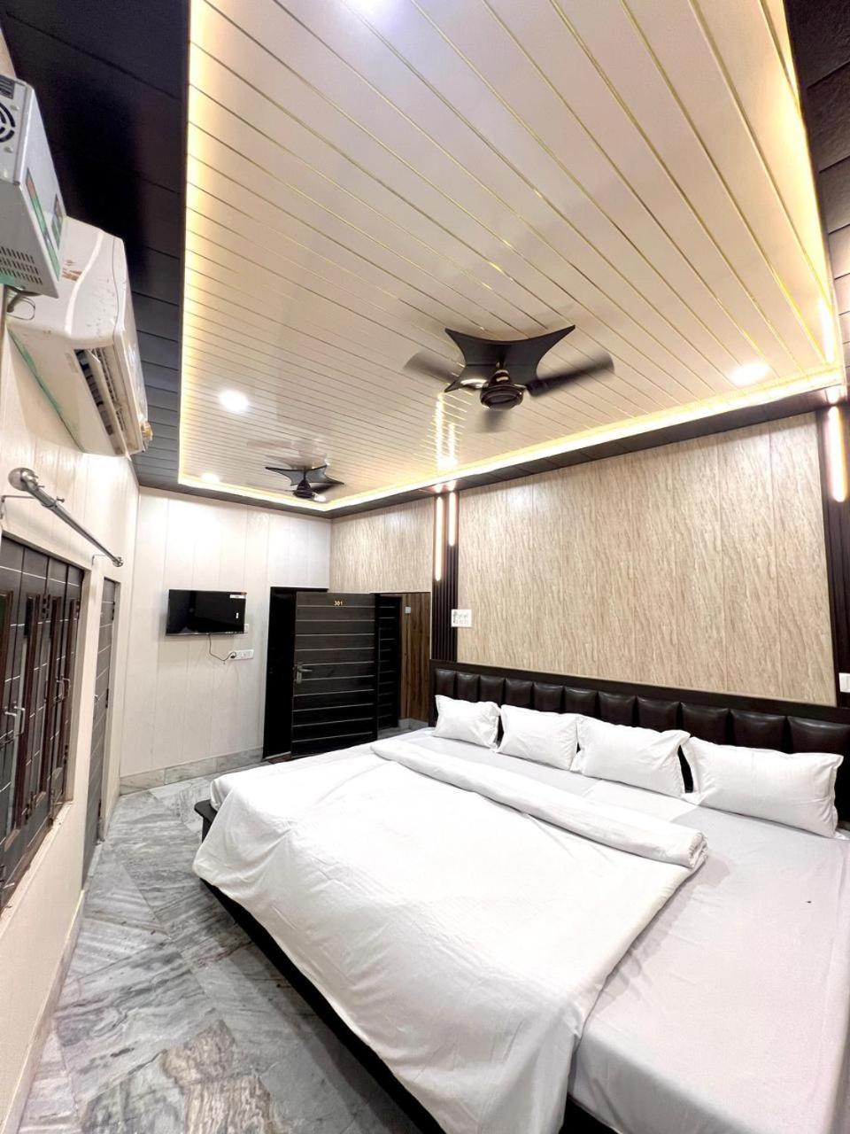 Hotel Durga P Near Harishchandra Ghat